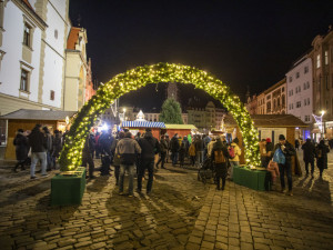 FOTOGALERIE: Začaly vánoční trhy v Olomouci. Před orlojem září strom Floriánek