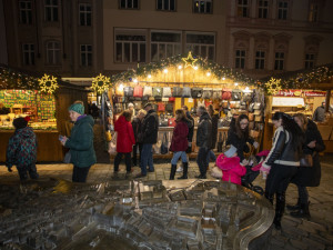 FOTOGALERIE: Začaly vánoční trhy v Olomouci. Před orlojem září strom Floriánek
