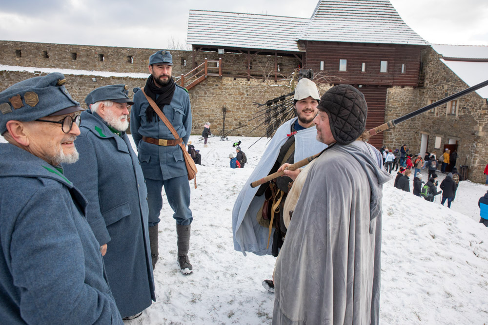 FOTOGALERIE: Hrad Helfštýn otevřel brány pro oblíbený novoroční výstup, dorazily čtyři tisíce lidí