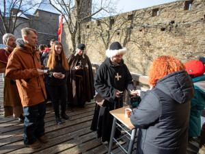 FOTOGALERIE: Hrad Helfštýn otevřel brány pro oblíbený novoroční výstup, dorazily čtyři tisíce lidí