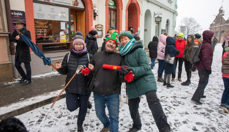 FOTOGALERIE: Zasněženým centrem Olomouce prošel pochod Švihlé chůze