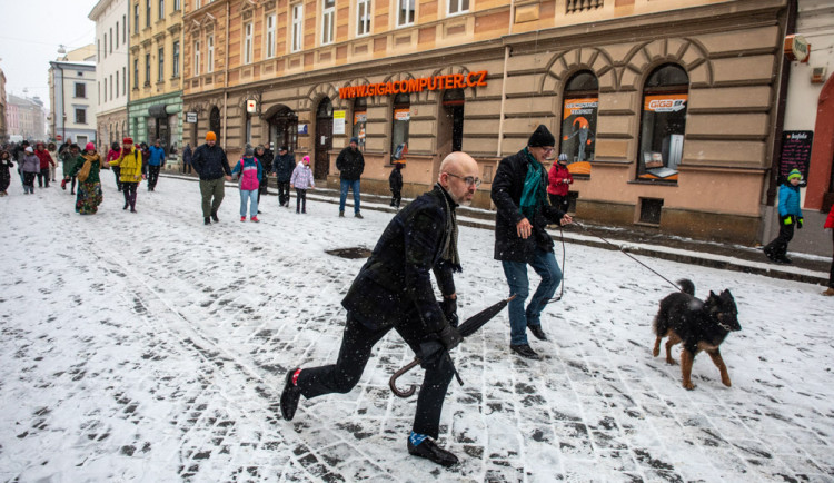 FOTOGALERIE: Zasněženým centrem Olomouce prošel pochod Švihlé chůze