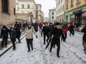 FOTOGALERIE: Zasněženým centrem Olomouce prošel pochod Švihlé chůze