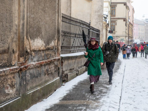 FOTOGALERIE: Zasněženým centrem Olomouce prošel pochod Švihlé chůze