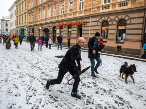 FOTOGALERIE: Zasněženým centrem Olomouce prošel pochod Švihlé chůze