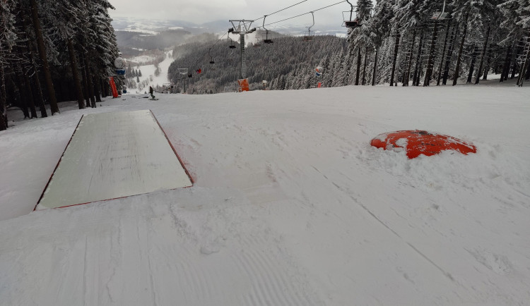 FOTOGALERIE: Snowpark na Paprsku má nové bezpečné překážky