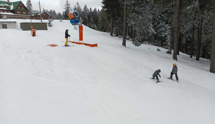 FOTOGALERIE: Snowpark na Paprsku má nové bezpečné překážky