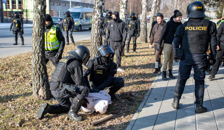 FOTOGALERIE: V Přerově policie nacvičovala bezpečnostní opatření při sportovních zápasech