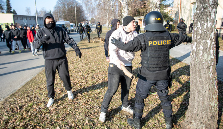 FOTOGALERIE: V Přerově policie nacvičovala bezpečnostní opatření při sportovních zápasech