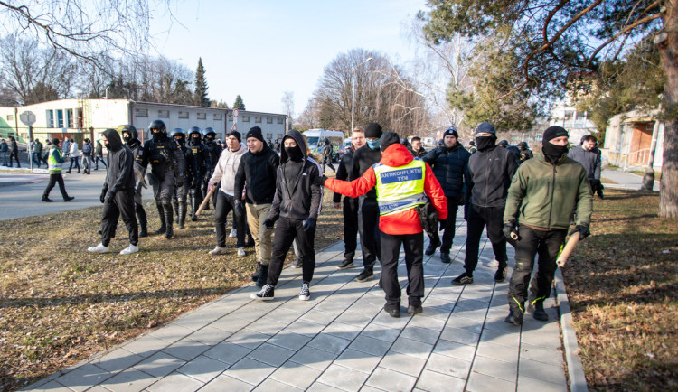 FOTOGALERIE: V Přerově policie nacvičovala bezpečnostní opatření při sportovních zápasech