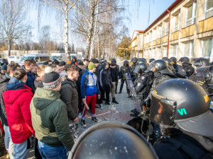 FOTOGALERIE: V Přerově policie nacvičovala bezpečnostní opatření při sportovních zápasech