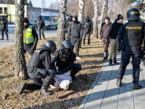 FOTOGALERIE: V Přerově policie nacvičovala bezpečnostní opatření při sportovních zápasech
