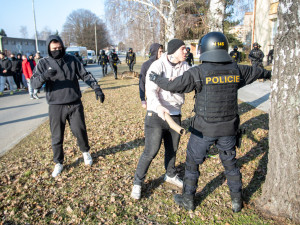 FOTOGALERIE: V Přerově policie nacvičovala bezpečnostní opatření při sportovních zápasech