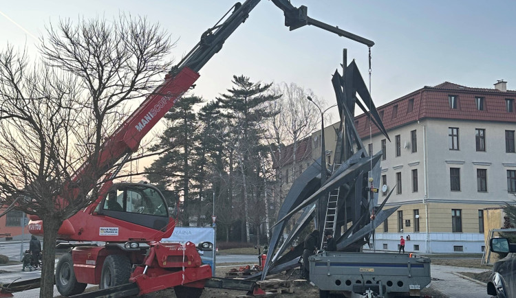 FOTOGALERIE: Nové čapí sídlo v Hranicích bude svařeno z plechů