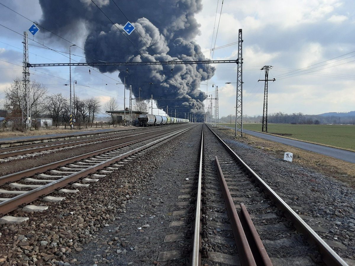 FOTOGALERIE: Požár vagónu s benzolem likvidují hasiči ve zvláštním stupni poplachu