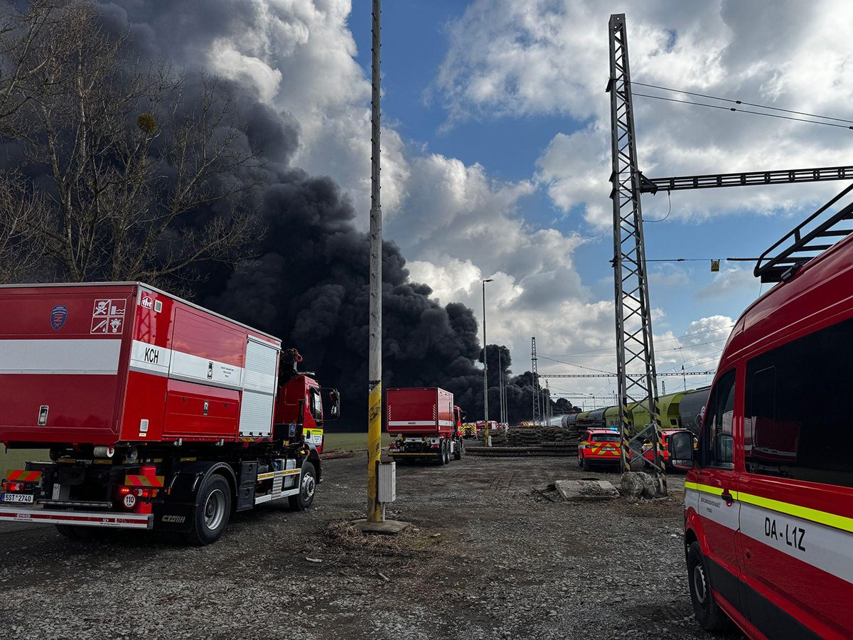 FOTOGALERIE: Požár vagónu s benzolem likvidují hasiči ve zvláštním stupni poplachu