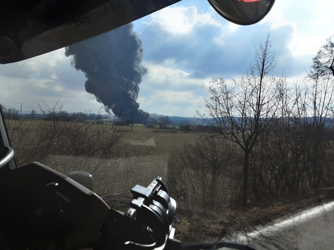 FOTOGALERIE: Požár vagónu s benzolem likvidují hasiči ve zvláštním stupni poplachu