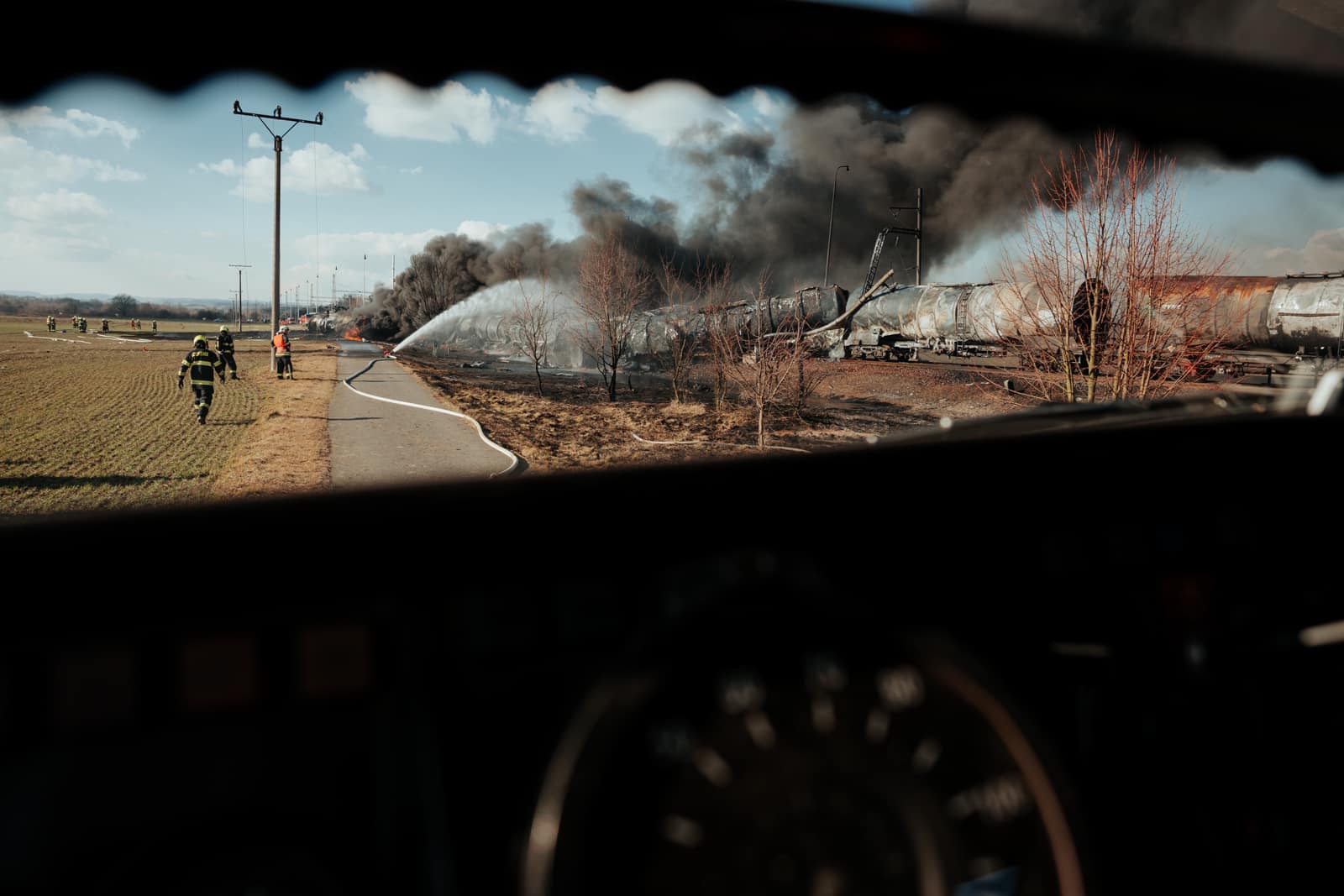 FOTOGALERIE: Požár vagónu s benzolem likvidují hasiči ve zvláštním stupni poplachu
