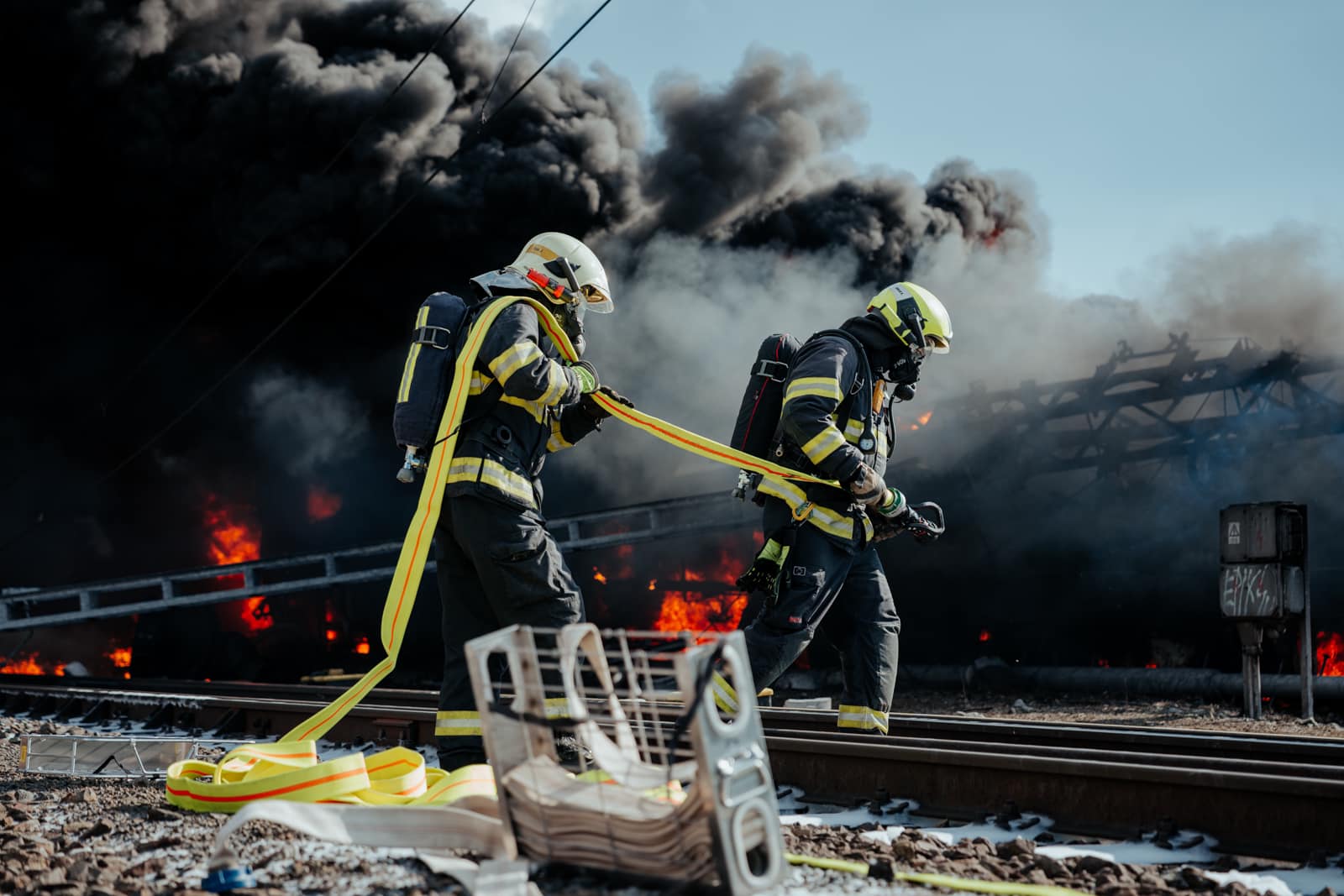 FOTOGALERIE: Požár vagónu s benzolem likvidují hasiči ve zvláštním stupni poplachu