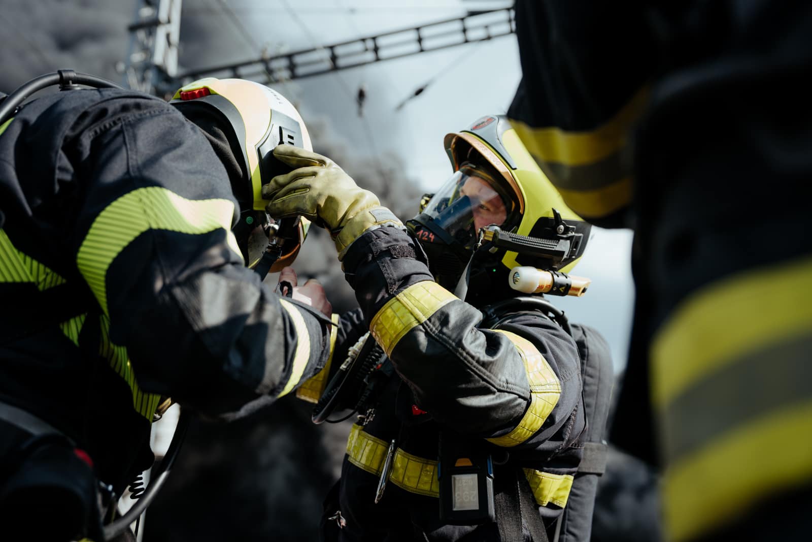 FOTOGALERIE: Požár vagónu s benzolem likvidují hasiči ve zvláštním stupni poplachu