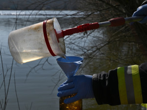 FOTOGALERIE: Požár železničních citeren likvidovali hasiči ve zvláštním stupni poplachu