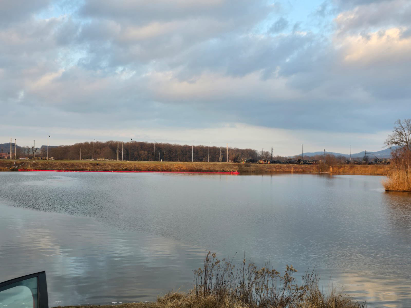 FOTOGALERIE: Požár železničních citeren likvidovali hasiči ve zvláštním stupni poplachu