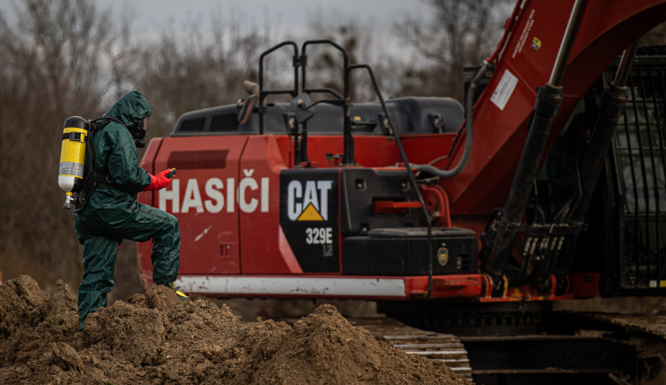 FOTOGALERIE: Likvidace benzenové katastrofy pokračuje, zásah na Hranicku je mimořádně náročný