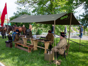 FOTOGALERIE: Historická vozidla a vojenské tábory u Bečvy. Přerov si připomněl výročí konce války