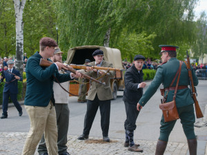 FOTOGALERIE: Historická vozidla a vojenské tábory u Bečvy. Přerov si připomněl výročí konce války