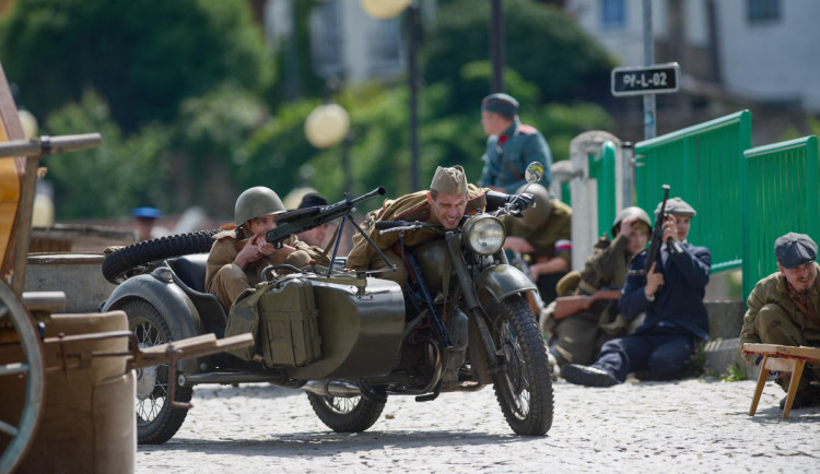 FOTOGALERIE: Historická vozidla a vojenské tábory u Bečvy. Přerov si připomněl výročí konce války