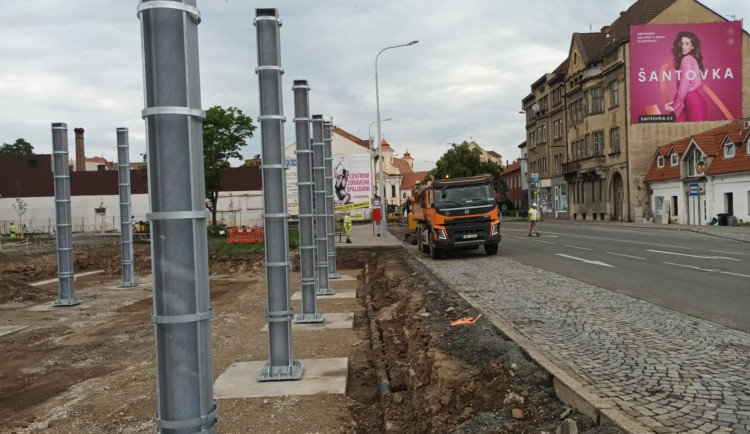 FOTOGALERIE: Stavba kritizovaného parkovacího domu v Prostějově vyvolala uzavírky