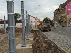 FOTOGALERIE: Stavba kritizovaného parkovacího domu v Prostějově vyvolala uzavírky