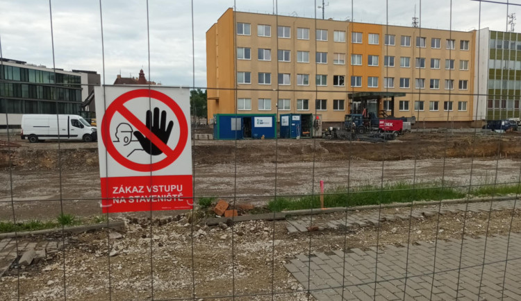FOTOGALERIE: Stavba kritizovaného parkovacího domu v Prostějově vyvolala uzavírky