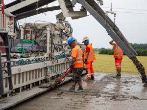 FOTOGALERIE: Klíčová část dálnice D1 u Přerova dostává finální cementobetonový povrch