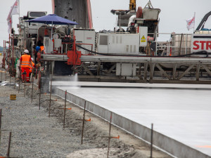 FOTOGALERIE: Klíčová část dálnice D1 u Přerova dostává finální cementobetonový povrch