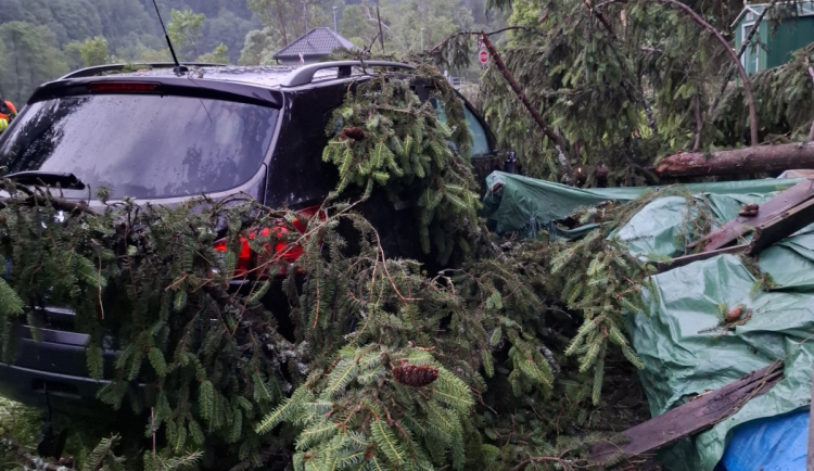 FOTOGALERIE: Poškozená auta i ploty. Hasiči řešili následky silných bouřek