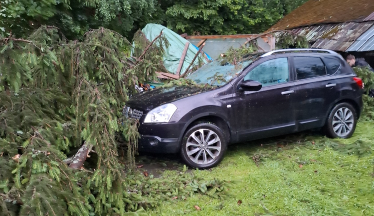 FOTOGALERIE: Poškozená auta i ploty. Hasiči řešili následky silných bouřek