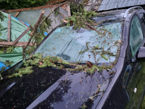 FOTOGALERIE: Poškozená auta i ploty. Hasiči řešili následky silných bouřek