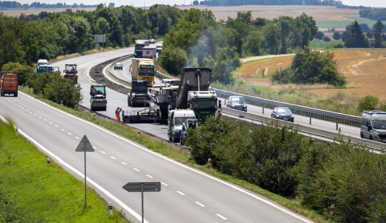 FOTOGALERIE: Rekonstrukce i nová stavba. D35 mezi Olomoucí a Litovlí prochází změnou