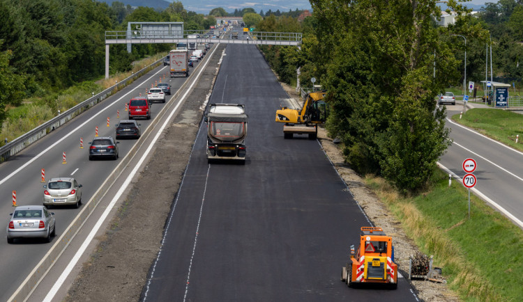 FOTOGALERIE: Rekonstrukce i nová stavba. D35 mezi Olomoucí a Litovlí prochází změnou