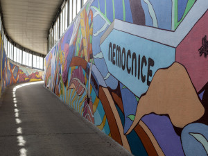 FOTOGALERIE: Streetartová úprava rozzářila pochod u olomoucké fakultní nemocnice