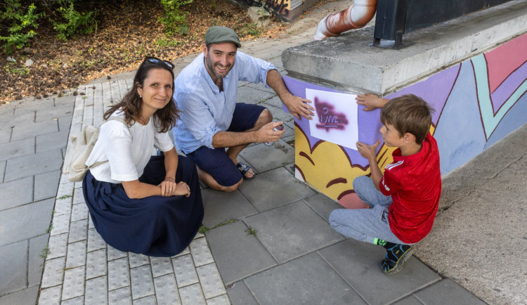 FOTOGALERIE: Streetartová úprava rozzářila pochod u olomoucké fakultní nemocnice