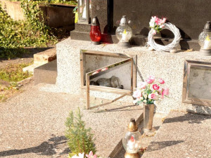 FOTOGALERIE: Pět desítek poničených hrobů na olomouckém hřbitově