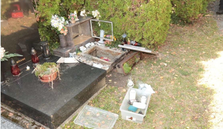 FOTOGALERIE: Pět desítek poničených hrobů na olomouckém hřbitově