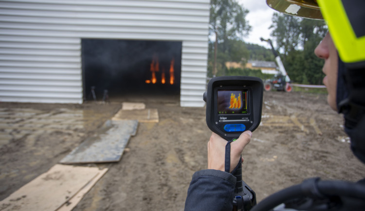 FOTOGALERIE: Masivní požár v hale. Vědci v Jeseníku testovali ocelovou stavbu