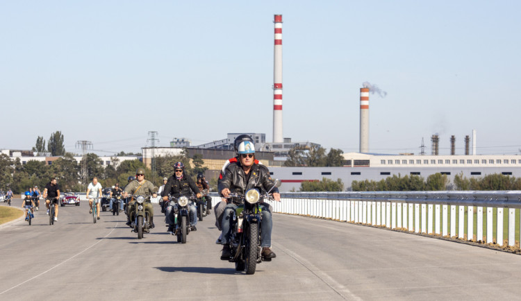 FOTOGALERIE: Davy na D1 před dokončením. Úsek u Přerova se otevřel veřejnosti