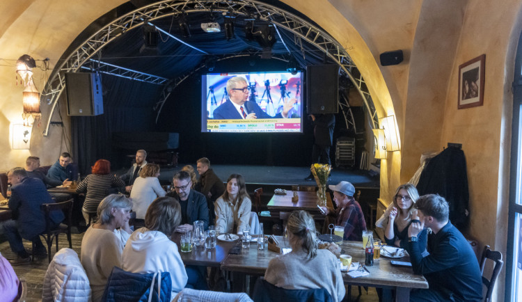 FOTOGALERIE: Výsledky voleb pod drobnohledem. SPOLU mělo štáb i v Olomouci