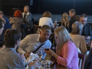 FOTOGALERIE: Výsledky voleb pod drobnohledem. SPOLU mělo štáb i v Olomouci