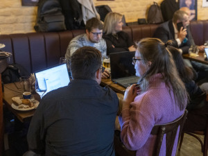 FOTOGALERIE: Výsledky voleb pod drobnohledem. SPOLU mělo štáb i v Olomouci