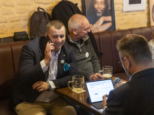 FOTOGALERIE: Výsledky voleb pod drobnohledem. SPOLU mělo štáb i v Olomouci